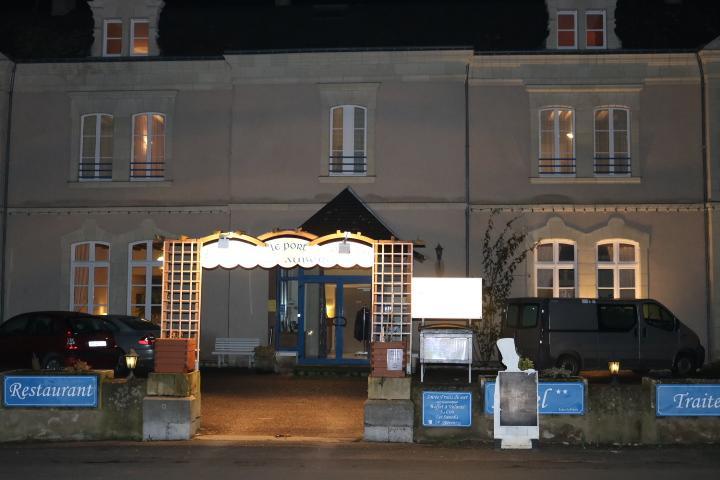 Logis Le Port Saint Aubin Hotel Morannes sur Sarthe-Daumeray Bagian luar foto
